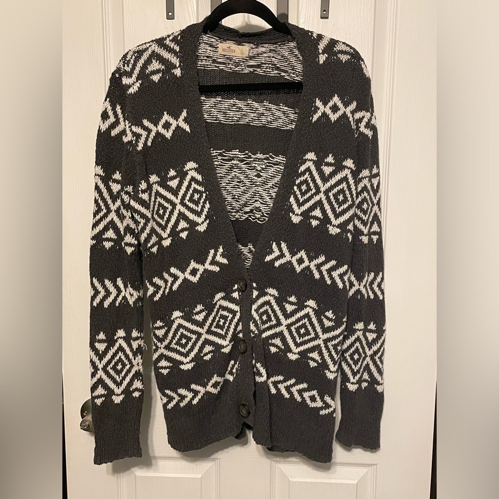 Holster size Large patterned cardigan.